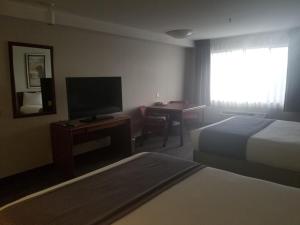 Postel nebo postele na pokoji v ubytování Shilo Inn Suites Salem