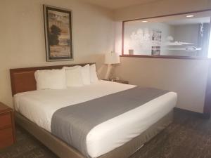 Postel nebo postele na pokoji v ubytování Shilo Inn Suites Salem