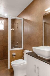 bagno con lavandino bianco e servizi igienici di Pine View Stay Ooty a Ooty