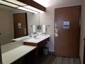 Koupelna v ubytování Shilo Inn Suites Salem