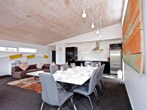 Un comedor con mesa y sillas en Stargazer - Ohakune Holiday Home, en Ohakune