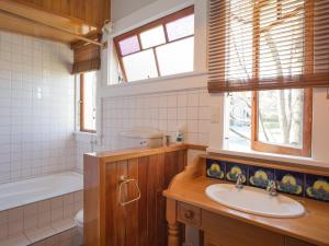 Ванная комната в McAlister House - Queenstown Holiday Home +22 фотографии