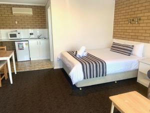 Ένα ή περισσότερα κρεβάτια σε δωμάτιο στο Albury City Motel