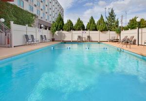 Piscina de la sau aproape de Holiday Inn At the Campus, an IHG Hotel