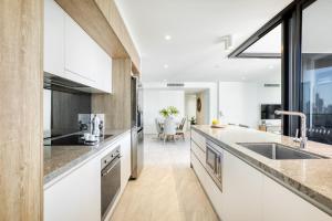 Virtuvė arba virtuvėlė apgyvendinimo įstaigoje Vue Broadbeach - Official