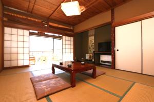 - un salon avec une table et un canapé dans l'établissement Kintokisan-so, à Hakone