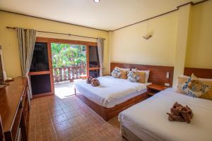 Giường trong phòng chung tại Coral View Resort