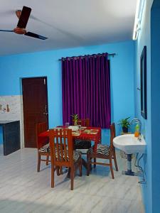 jadalnia z czerwonym stołem i krzesłami w obiekcie Rendezvous Place- Luxurious apartment w mieście Varca