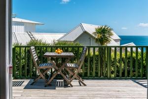 Balcony o terrace sa The Island Gem - Oneroa Holiday Home