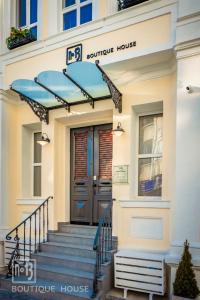 drzwi wejściowe domu z niebieską markizą w obiekcie No13 Boutique House w Burgas