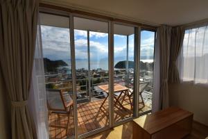 Habitación con balcón con vistas a la ciudad. en MY LODGE Naoshima en Naoshima