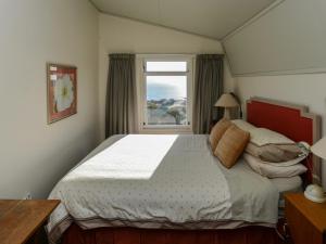 Een bed of bedden in een kamer bij Jacaranda Lodge - Napier Hill Holiday Home