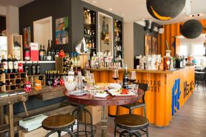 un bar con mesa y algunas botellas de vino en Hotel 54° Nord en Hörnum