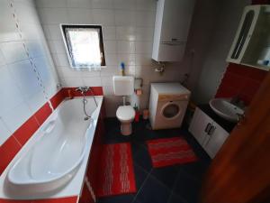 uma casa de banho com uma banheira, um WC e um lavatório. em Green Zelina em Šulinec