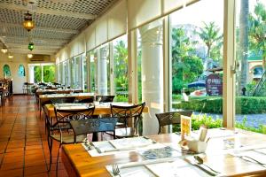 Promisedland Resort & Lagoon tesisinde bir restoran veya yemek mekanı