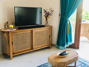 TV a/nebo společenská místnost v ubytování Bulan Pool Villa at Amed Harmony