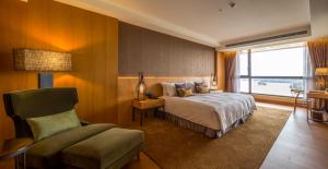 Postel nebo postele na pokoji v ubytování Golden Lake Hotel