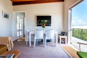 TV at/o entertainment center sa The Island Gem - Oneroa Holiday Home