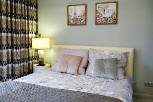 łóżko z dwoma poduszkami w sypialni w obiekcie Apartament Szyndzielnia w Bielsku Białej