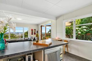 Kuchyň nebo kuchyňský kout v ubytování Great Tasman Outlook - Nelson Holiday Home