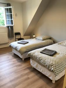 Habitación con suelo de madera y 2 camas. en LA FERME D'AIGUROLLES, en Saint-Maur 26 fotos más