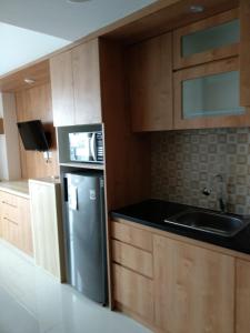 Virtuvė arba virtuvėlė apgyvendinimo įstaigoje Channel Stay @ Bogor Icon Apartment