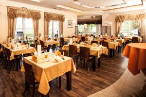 a dining room filled with tables and chairs at Villa del Mar in Niechorze