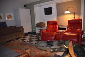 a living room with two chairs and a table at Bickbargen in Halstenbek