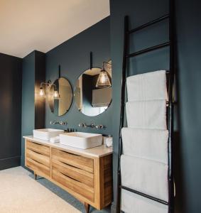 een badkamer met 2 wastafels en 2 spiegels bij Blonde Hedgehog in Alderney
