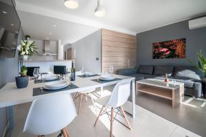 a kitchen and living room with a table and chairs at San Mar Lopar in Lopar