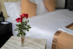 Giường trong phòng chung tại Hotel Sanchaung