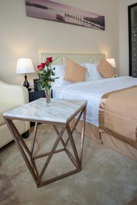 Giường trong phòng chung tại Hotel Sanchaung