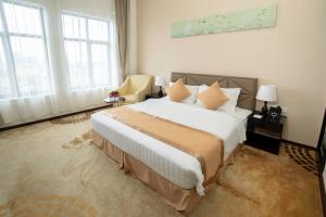 Giường trong phòng chung tại Hotel Sanchaung