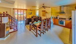 uma cozinha com mesa e cadeiras num quarto em Sibaja Palms Sunset Beach Luxury Villa em Praia de Taling Ngam
