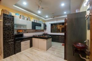 Una cocina o zona de cocina en Geeta Bhawan Villa