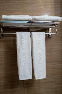 duas toalhas num toalheiro num quarto de hotel em Hotel Sanchaung em Yangon