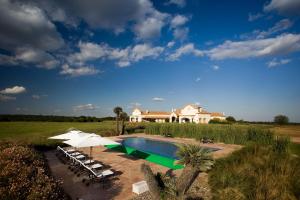 eine Villa mit einem Pool und einem Haus in der Unterkunft El Colibri - Relais & Châteaux in Santa Catalina