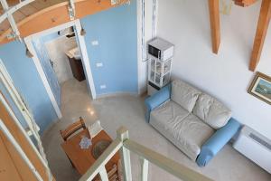 Rivoli VeroneseにあるAgriturismo Villa Stellaのソファ付きのリビングルームのオーバーヘッドビュー +27枚の写真