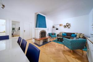 ein Wohnzimmer mit einem Sofa und einem Kamin in der Unterkunft Salzburg Residence by Welcome to Salzburg in Salzburg