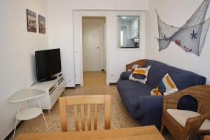 Μια τηλεόραση ή/και κέντρο ψυχαγωγίας στο AT076 Planta baja en 1ra línea del paseo marítimo