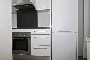 Η κουζίνα ή μικρή κουζίνα στο AT076 Planta baja en 1ra línea del paseo marítimo +14 φωτογραφίες