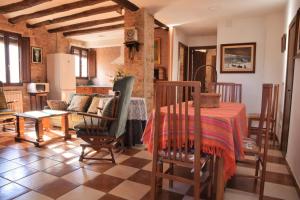 cocina y sala de estar con mesa y sillas en Casa Nasiet, en Camporrells