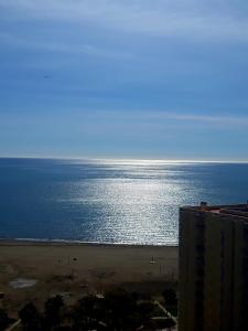 een uitzicht op het strand en de oceaan vanuit een gebouw bij Benalmadena Playa in Benalmádena