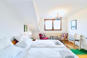 Posteľ alebo postele v izbe v ubytovaní Charming Attic Apartment near Messe Wien and Center