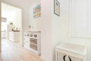 eine Küche mit weißen Wänden und einem weißen Herd in der Unterkunft Villa Wiederkehr Heimkehr in Ostseebad Sellin + 32 Fotos