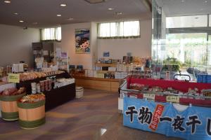 日式旅馆内部或周边的超市或其他商店