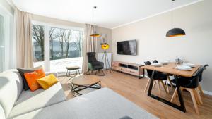 Televízia a/alebo spoločenská miestnosť v ubytovaní Apartamenty EverySky - Izerska 8