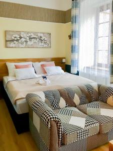 sypialnia z łóżkiem i kanapą w obiekcie Golden Wood Apartments w Pilznie