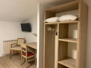 Pokój z łóżkiem piętrowym i stołem w obiekcie Le bistrot d eugenie w mieście Eugénie-les-Bains