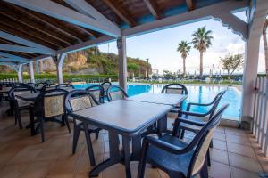 Bazén v ubytování Arcomagno Beach Resort nebo v jeho okolí